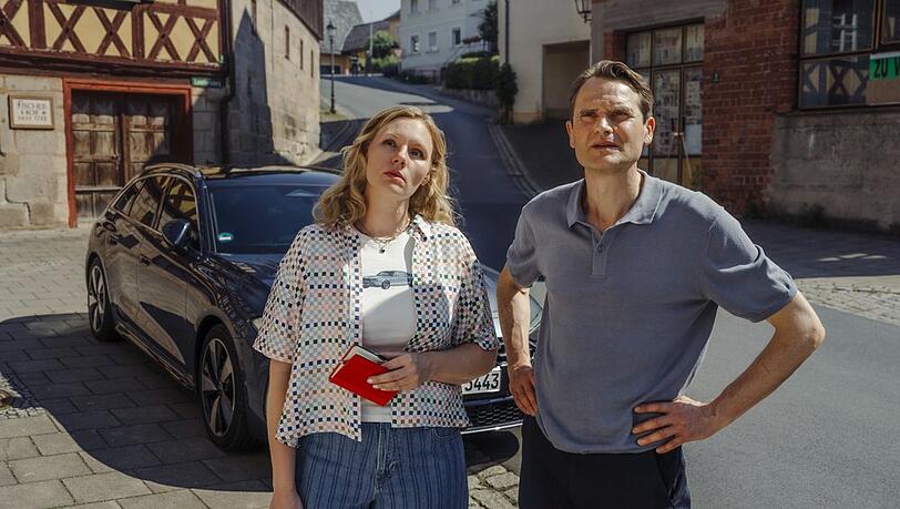 "Tatort: Gottesgarten": Kriminalhauptkommissarin Emmy Rathgeber (Rosalie Thomass) und Kriminalhauptkommissar Felix Voss (Fabian Hinrichs) vor dem Haus Widner in Gottesgarten. "Tatort: Gottesgarten": Kriminalhauptkommissarin Emmy Rathgeber (Rosalie Thomass) und Kriminalhauptkommissar Felix Voss (Fabian Hinrichs) vor dem Haus Widner in Gottesgarten.