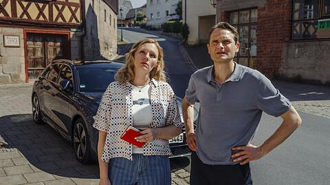 "Tatort: Gottesgarten": Kriminalhauptkommissarin Emmy Rathgeber (Rosalie Thomass) und Kriminalhauptkommissar Felix Voss (Fabian Hinrichs) vor dem Haus Widner in Gottesgarten.