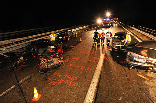 Am Freitag kam es auf der A93 nahe der Anschlussstelle Mainburg in Fahrtrichtung München zu einem Massenunfall.
