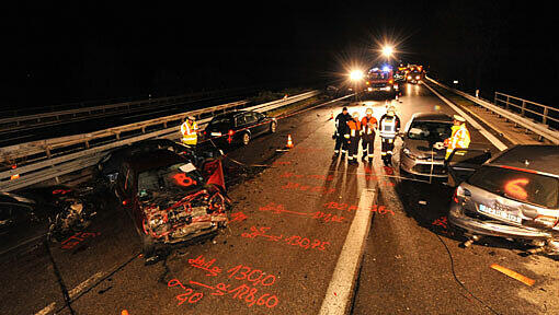 Am Freitag kam es auf der A93 nahe der Anschlussstelle Mainburg in Fahrtrichtung München zu einem Massenunfall. Am Freitag kam es auf der A93 nahe der Anschlussstelle Mainburg in Fahrtrichtung München zu einem Massenunfall.
