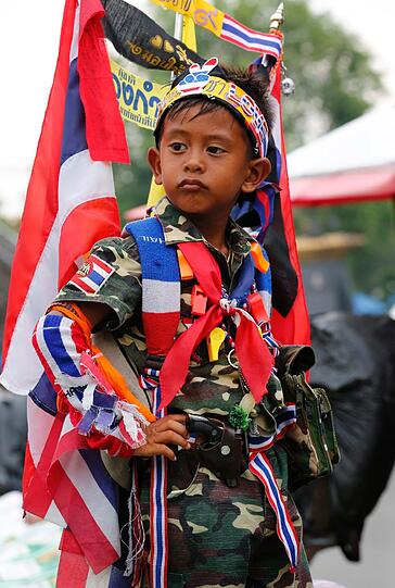 Ein thailändischer Junge in einem Protestcamp im Lumpini-Park in Bangkok.