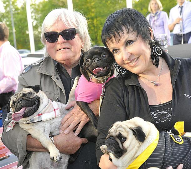 Auf den Hund gekommen: Gerd Käfer, Uschi Ackermann und deren geliebte Möpse. Käfer fütterte sie oft heimlich.