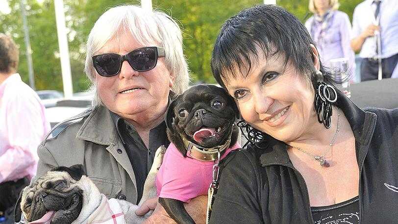 Auf den Hund gekommen: Gerd Käfer, Uschi Ackermann und deren geliebte Möpse. Käfer fütterte sie oft heimlich. Auf den Hund gekommen: Gerd Käfer, Uschi Ackermann und deren geliebte Möpse. Käfer fütterte sie oft heimlich.