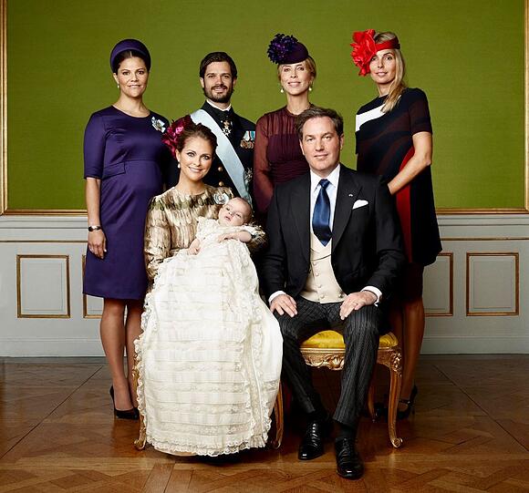 Auf ihrer Facebook-Seite hat Prinzessin Madeleine von Schweden die offiziellen Tauf-Bilder ihres kleinen Sohnes Nicolas veröffentlicht.