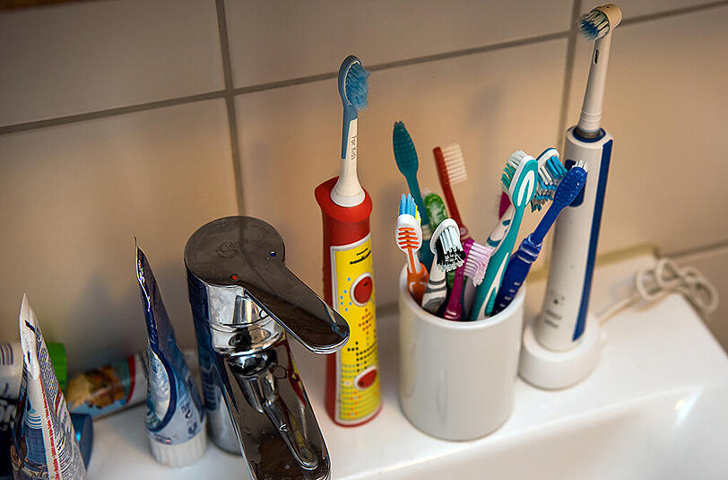 Selbst im Zahnputzbecher wird es eng.