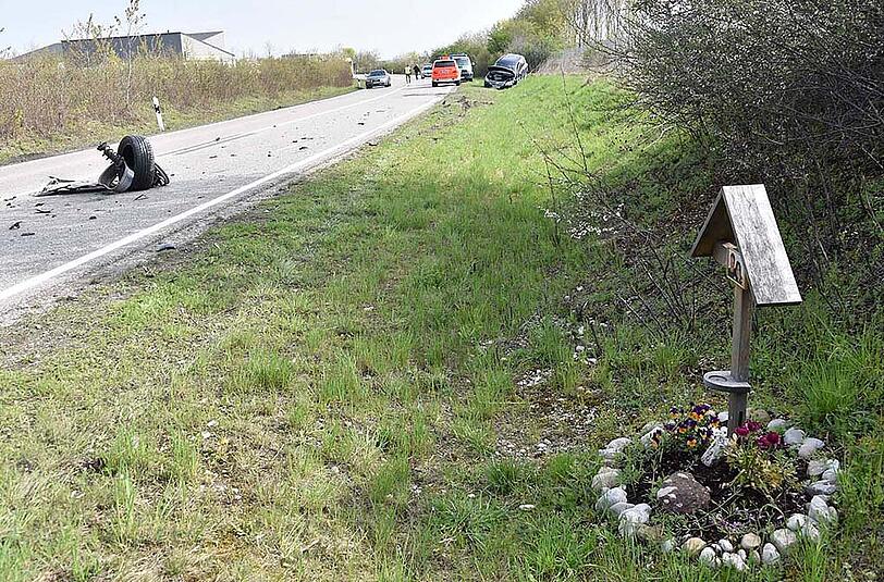 Bilder vom schweren Verkehrsunfall in Aschheim. Die Feuerwehr musste das Dach eines Autos entfernen, um den Fahrer zu befreien. Der andere Wagen hat durch die Wucht der Kollision ein Vorderrad verloren.