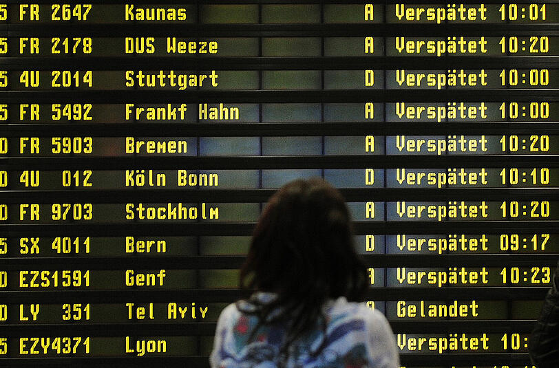 Anzeigetafel mit verspäteten Flügen am Flughafen Berlin-Schönefeld. Foto: Hannibal/Archiv