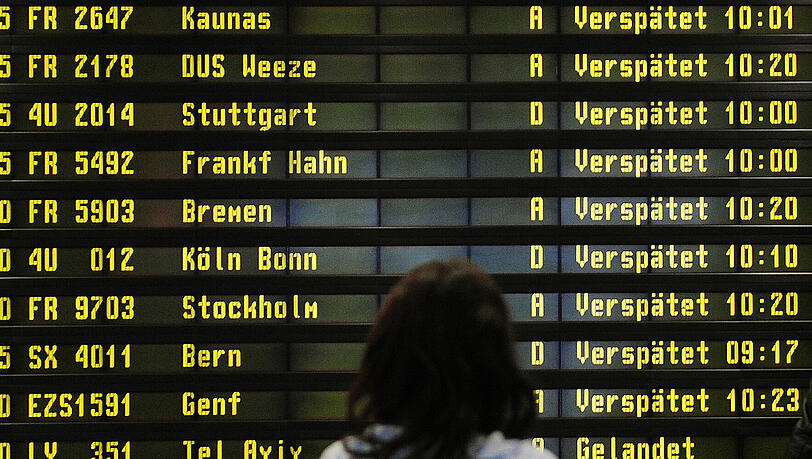 Anzeigetafel mit verspäteten Flügen am Flughafen Berlin-Schönefeld. Foto: Hannibal/Archiv Anzeigetafel mit verspäteten Flügen am Flughafen Berlin-Schönefeld. Foto: Hannibal/Archiv