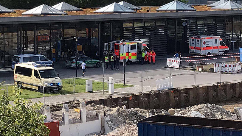 Augenzeugen fotografierten den Einsatz aus einem nahegelegenen Firmengebäude heraus.