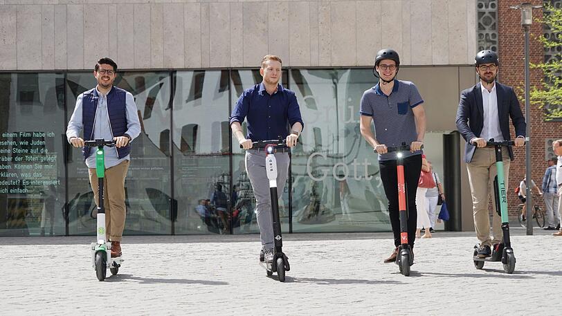 Von links: Tonalli Arreola (Lime), Florian Döllner (Bird), Christopher Kaindl (Voi) und Tobias Griesmeier (Tier) wollen mit ihren E-Scooter-Sharingangeboten auf den Münchner Markt.