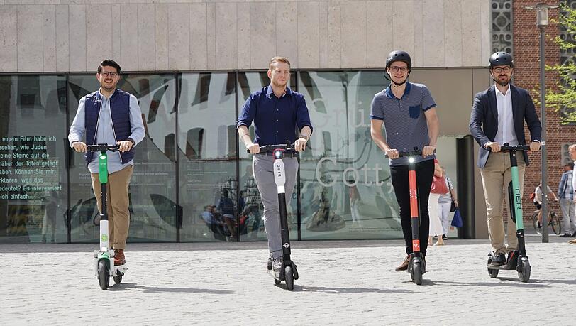 Von links: Tonalli Arreola (Lime), Florian Döllner (Bird), Christopher Kaindl (Voi) und Tobias Griesmeier (Tier) wollen mit ihren E-Scooter-Sharingangeboten auf den Münchner Markt. Von links: Tonalli Arreola (Lime), Florian Döllner (Bird), Christopher Kaindl (Voi) und Tobias Griesmeier (Tier) wollen mit ihren E-Scooter-Sharingangeboten auf den Münchner Markt.