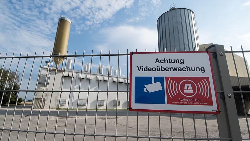 Das Betriebsgelände der Firma Bayern-Ei in Aiterhofen (2017). Das Betriebsgelände der Firma Bayern-Ei in Aiterhofen (2017).