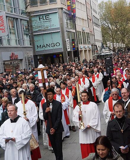Rund 3000 Menschen kamen am Freitagvormittag zur Karfreitagsprozession in die Innenstadt.