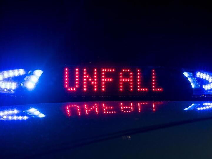 Der Schriftzug "Unfall" leuchtet an einem Streifenwagen. Foto: Monika Skolimowska/dpa-Zentralbild/ZB/Symbolbild