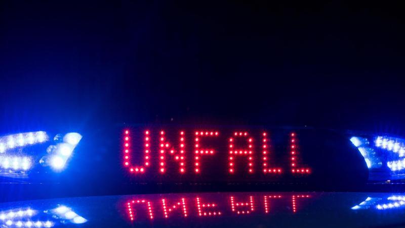 Der Schriftzug "Unfall" leuchtet an einem Streifenwagen. Foto: Monika Skolimowska/dpa-Zentralbild/ZB/Symbolbild Der Schriftzug "Unfall" leuchtet an einem Streifenwagen. Foto: Monika Skolimowska/dpa-Zentralbild/ZB/Symbolbild
