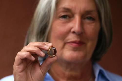 Judith L. zeigt der Ring, den ihr ein Betrüge auf dem Parkplatz des OEZ andrehte.