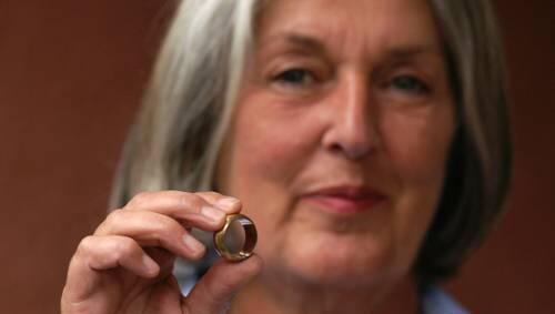 Judith L. zeigt der Ring, den ihr ein Betrüge auf dem Parkplatz des OEZ andrehte. Judith L. zeigt der Ring, den ihr ein Betrüge auf dem Parkplatz des OEZ andrehte.