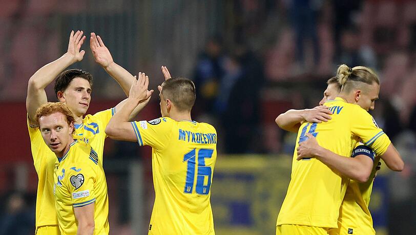 Ukrainische Spieler feiern nach dem Einzug ins Playoff-Finale.