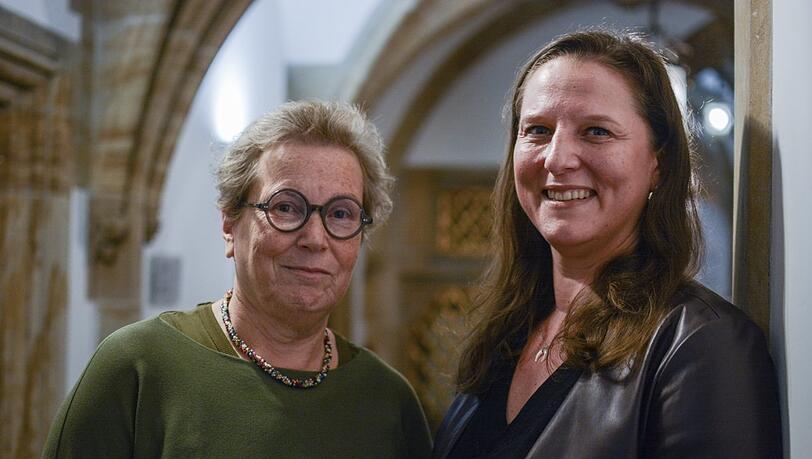 Rechts im Bild ist die neue Behindertenbeauftragte Daniela Maier zu sehen. Links steht Grünen-Stadträtin Sofie Langmeier.