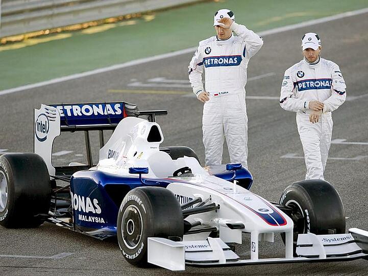 Robert Kubica und Nick Heidfeld mit ihrem neuen, ziemlich nackerten, BMW-Sauber-Flitzer.