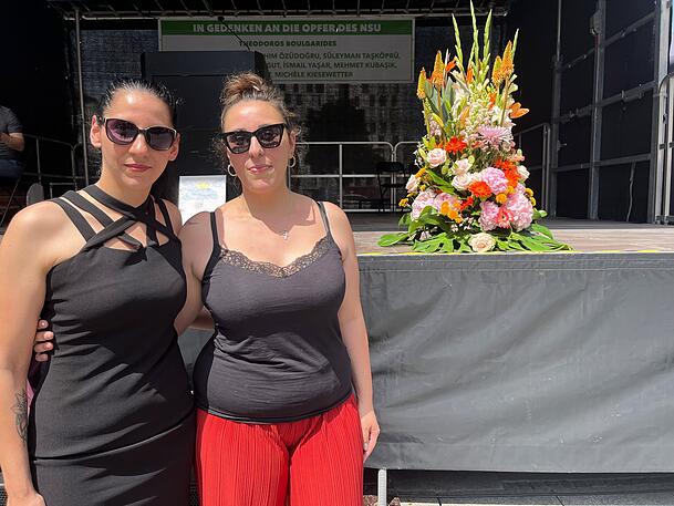 Die Töchter Lina (l.) und Mandy Boulgarides bei der Gedenkveranstaltung für ihren Vater, der 2005 von einer rechten Terrorgruppe ermordet wurde. Die Töchter Lina (l.) und Mandy Boulgarides bei der Gedenkveranstaltung für ihren Vater, der 2005 von einer rechten Terrorgruppe ermordet wurde.