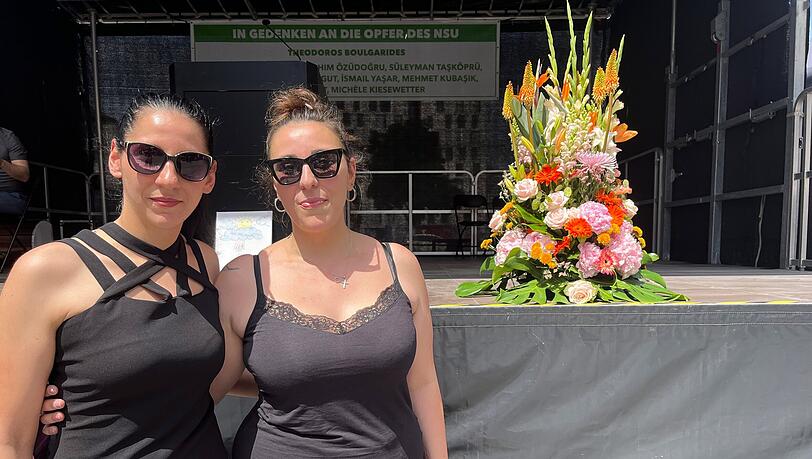 Die Töchter Lina (l.) und Mandy Boulgarides bei der Gedenkveranstaltung für ihren Vater, der 2005 von einer rechten Terrorgruppe ermordet wurde.
