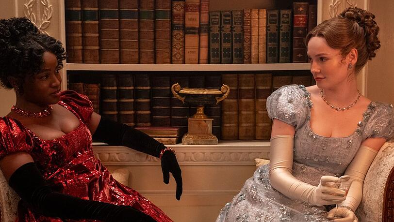 Masali Baduza (l.) und Hannah Dodd in "Bridgerton".