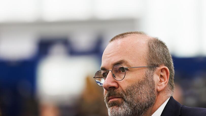 Fraktionschef Manfred Weber waren die Absprachen von EVP-Mitarbeitenden mit Rechten nach eigenen Angaben nicht bekannt. (Archivbild)