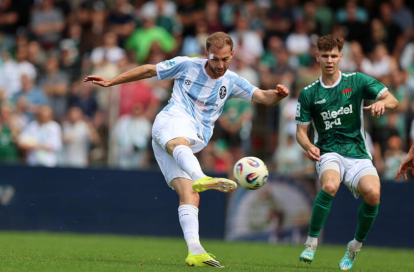 Technisch sauber und ungemein wichtig, f&uuml;r Spieler und Klub: Michael Eberwein trifft f&uuml;r den TSV 1860 zum zwischenzeitlichen 1:1 gegen den 1. FC Schweinfurt.