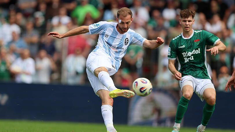 Technisch sauber und ungemein wichtig, für Spieler und Klub: Michael Eberwein trifft für den TSV 1860 zum zwischenzeitlichen 1:1 gegen den 1. FC Schweinfurt. Technisch sauber und ungemein wichtig, für Spieler und Klub: Michael Eberwein trifft für den TSV 1860 zum zwischenzeitlichen 1:1 gegen den 1. FC Schweinfurt.