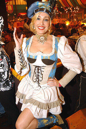 Darauf legt wohl auch diese Dame in ihrem schicken Dirndl wert. Hier passt alles: Vom Hut bis zu den Schuhen...