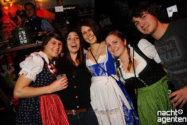Eine Trachtendichte fast wie auf der Wiesn finden Sie beim "Heimatabend" im 8 Below. Mehr Bilder unter: www.nachtagenten.de