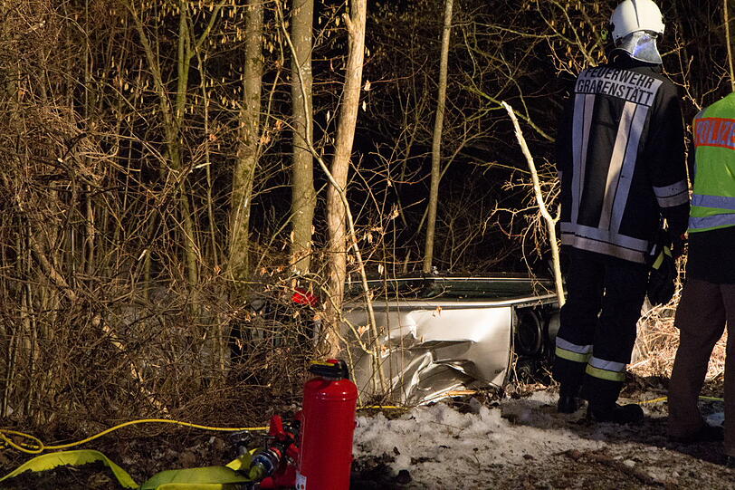 Tödlicher Unfall am Chiemsee. Ein Auto prallt gegen einen Baum. Der Beifahrer stirbt. Die Bilder von der Unfallstelle.