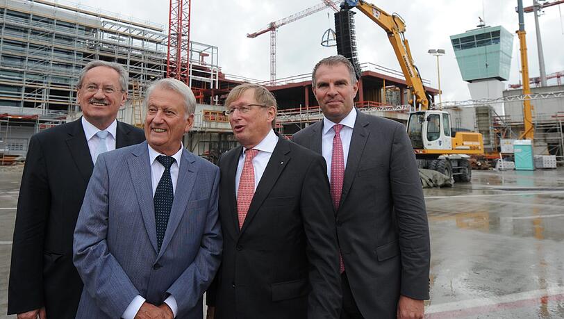 Münchens Oberbürgermeister Christian Ude (SPD), Architekt Norbert Koch, Flughafen-Chef Michael Kerkloh und Carsten Spohr, CEO Lufthansa German Airlines, stehen vor der Baustelle des Terminal-2-Satelliten. Münchens Oberbürgermeister Christian Ude (SPD), Architekt Norbert Koch, Flughafen-Chef Michael Kerkloh und Carsten Spohr, CEO Lufthansa German Airlines, stehen vor der Baustelle des Terminal-2-Satelliten.