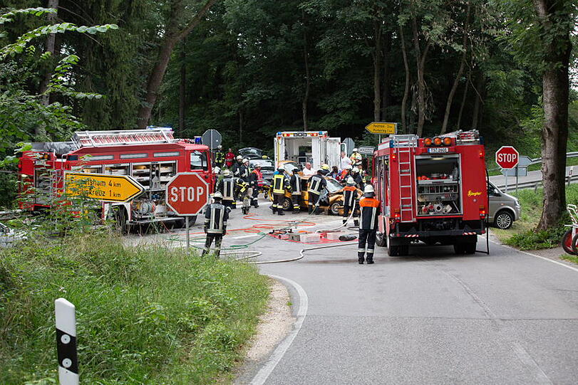 Schwerer Unfall an einer Kreuzung bei Trostberg. Die Bilder vom Feuerwehreinsatz.