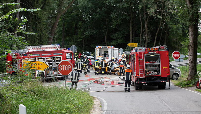 Schwerer Unfall an einer Kreuzung bei Trostberg. Die Bilder vom Feuerwehreinsatz. Schwerer Unfall an einer Kreuzung bei Trostberg. Die Bilder vom Feuerwehreinsatz.