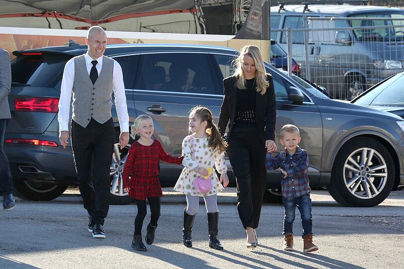 Arjen Robben mit seiner Frau Bernadien sowie den Kindern Luva, Kai und Lynn.
