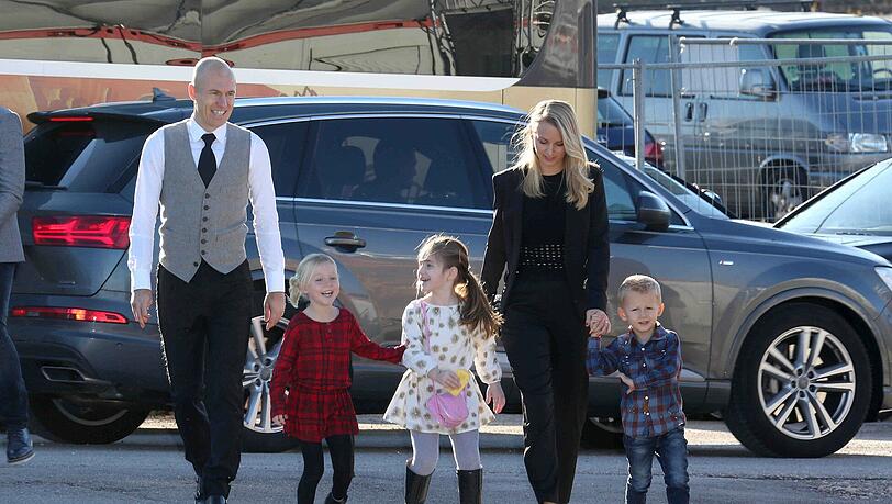 Arjen Robben mit seiner Frau Bernadien sowie den Kindern Luva, Kai und Lynn. Arjen Robben mit seiner Frau Bernadien sowie den Kindern Luva, Kai und Lynn.