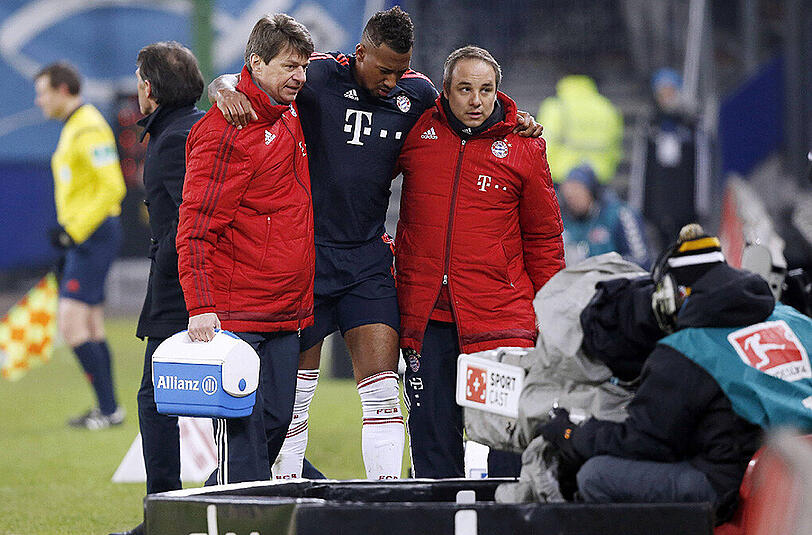 Ist er bald wieder fit? Jerome Boateng, hier kurz nach seiner Verletzung im Spiel gegen Hamburg.