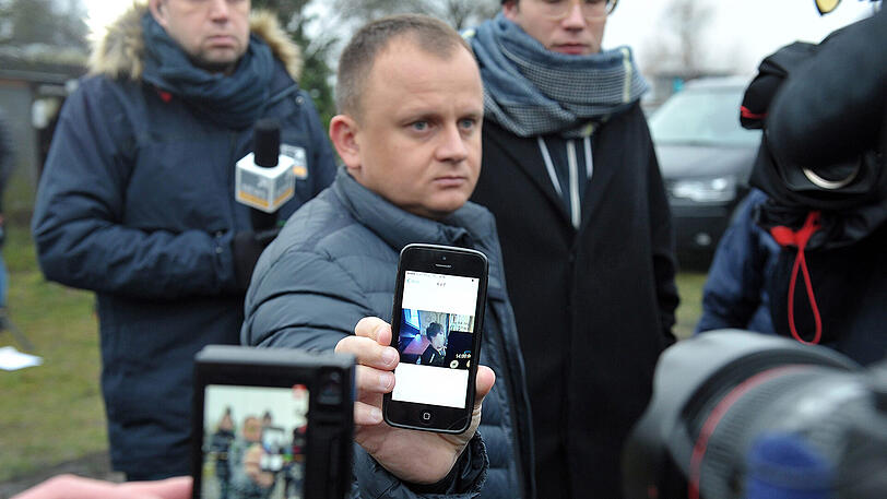 Ariel Zurawski zeigt ein Bild seines Fahrers, der bei dem Anschlag erschossen wurde.