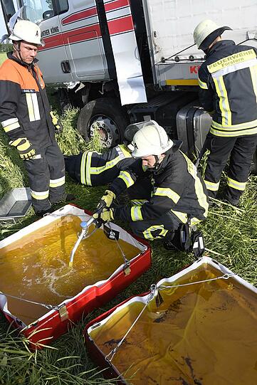 Für Unfallaufnahme und Bergungsarbeiten musste die B12 für mehrere Stunden zwischen Hohenlinden und Forstinning gesperrt werden.