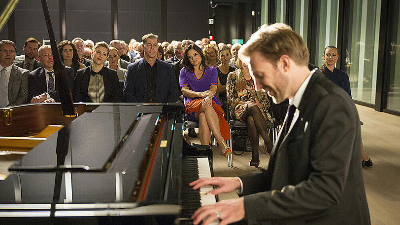 "Tierärztin Dr. Mertens: Neustart": Star-Pianist Hannes Zoller (Hugo Grimm) beeindruckt Dr. Mertens