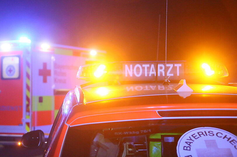 Ein Toyota-Fahrer ist nach einem Überholmanöver mit voller Wucht auf einen Fiat aufgefahren - drei Menschen wurden verletzt.