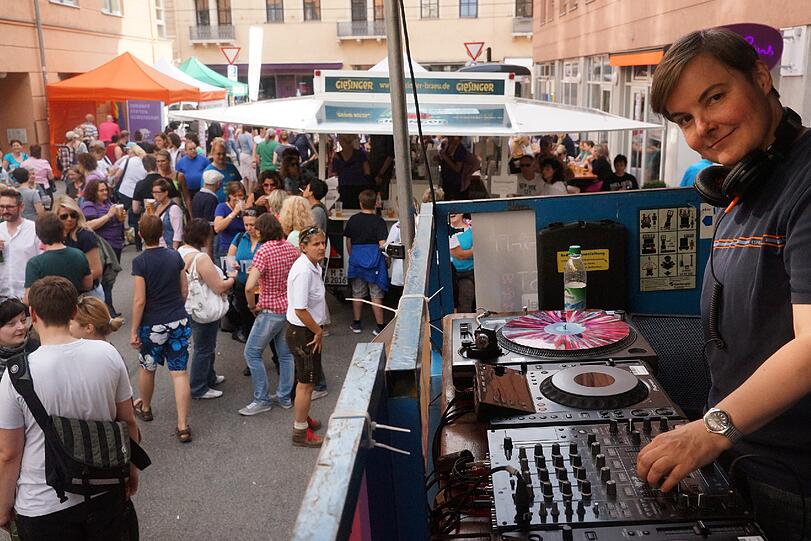 Die Bilder vom vielfältigen lesbischen Straßenfest in der Angertorstraße.