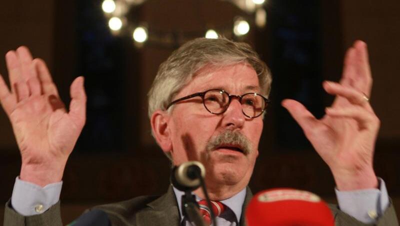 Thilo Sarrazin bei einer Veranstaltung. Foto: Matthias Bein/zb/dpa Thilo Sarrazin bei einer Veranstaltung. Foto: Matthias Bein/zb/dpa