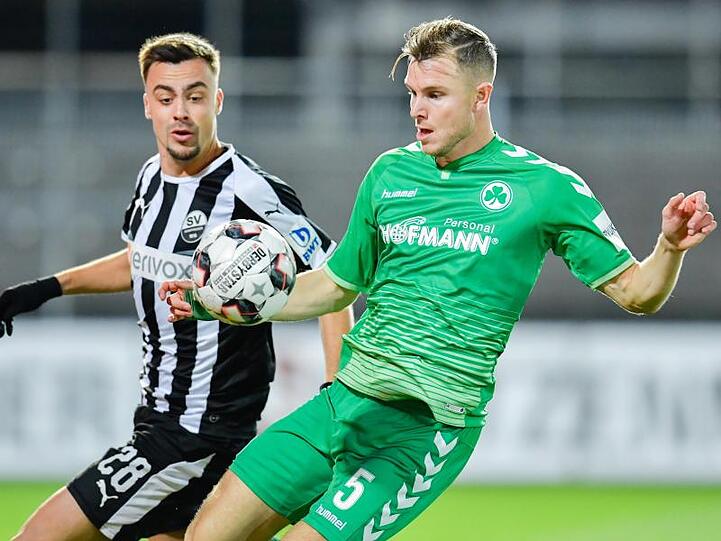 Sandhausens Philipp Förster (l) und Fürths Richard Magyar kämpfen um den Ball.