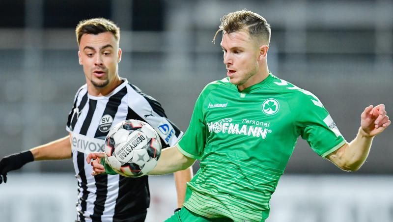 Sandhausens Philipp Förster (l) und Fürths Richard Magyar kämpfen um den Ball. Sandhausens Philipp Förster (l) und Fürths Richard Magyar kämpfen um den Ball.