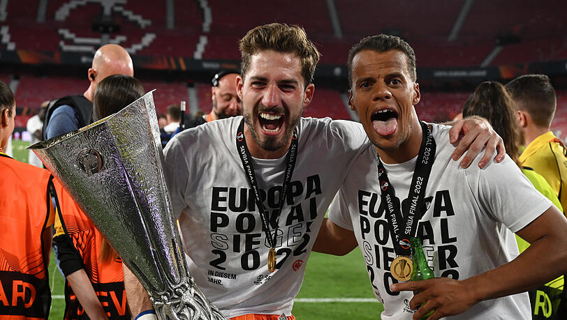 Der Matchwinner: Eintracht-Torwart Trapp (l.), der den entscheidenden Elfmeter pariert hat, mit Pokal und Timothy Chandler. Der Matchwinner: Eintracht-Torwart Trapp (l.), der den entscheidenden Elfmeter pariert hat, mit Pokal und Timothy Chandler.