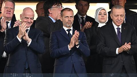 Auch FIFA-Boss Gianni Infantino, UEFA-Chef Aleksander Ceferin und der türkische Präsident Recep Tayyip Erdogan (l-r) waren auf der Tribüne.