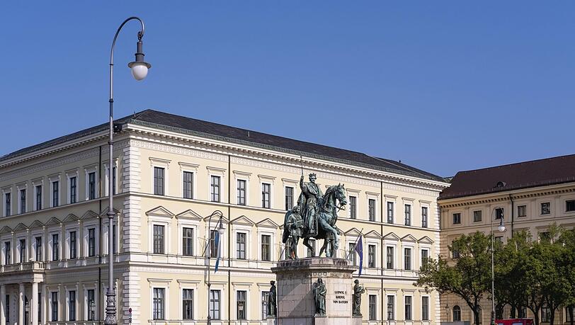 Leo von Klenze baute für Beauharnais das Palais Leuchtenberg. Davor steht ausgerechnet ein Denkmal für dessen Feind Ludwig I. Leo von Klenze baute für Beauharnais das Palais Leuchtenberg. Davor steht ausgerechnet ein Denkmal für dessen Feind Ludwig I.